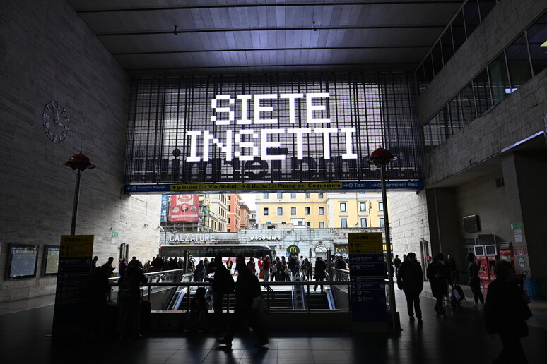 “SIETE INSETTI”: E LA FOLLIA IMPERVERSA IN TUTTA ITALIA, DALLA STAZIONE DI TRANI A PIAZZA SAN MARCO … MA, NON PUÒ FINIRE COSÌ, COME SE NULLA FOSSE