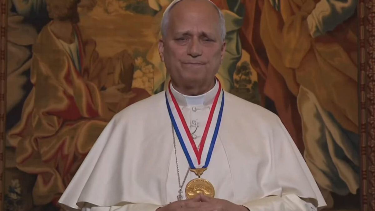 “HO UN NODULO AL POLMONE, MI OPERO”. L’ANNUNCIO GELA PIAZZA SAN PIETRO. SOLO NEL 1992 TANTA TRASPARENZA DA UN PAPA SULLE PROPRIE CONDIZIONI DI SALUTE.