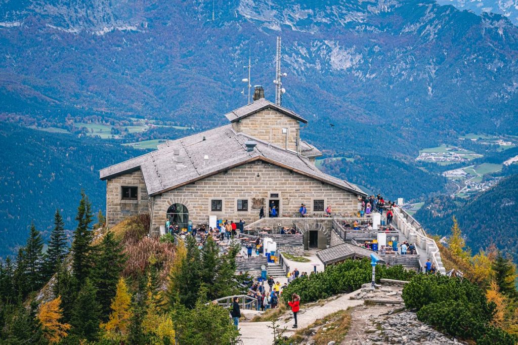 FORSE SCOMPARE TRA LE FIAMME IL “NIDO DELL’AQUILA” (O QUELLO CHE NE RIMANE)  DI ADOLF HITLER SULLE ALPI BAVARESI